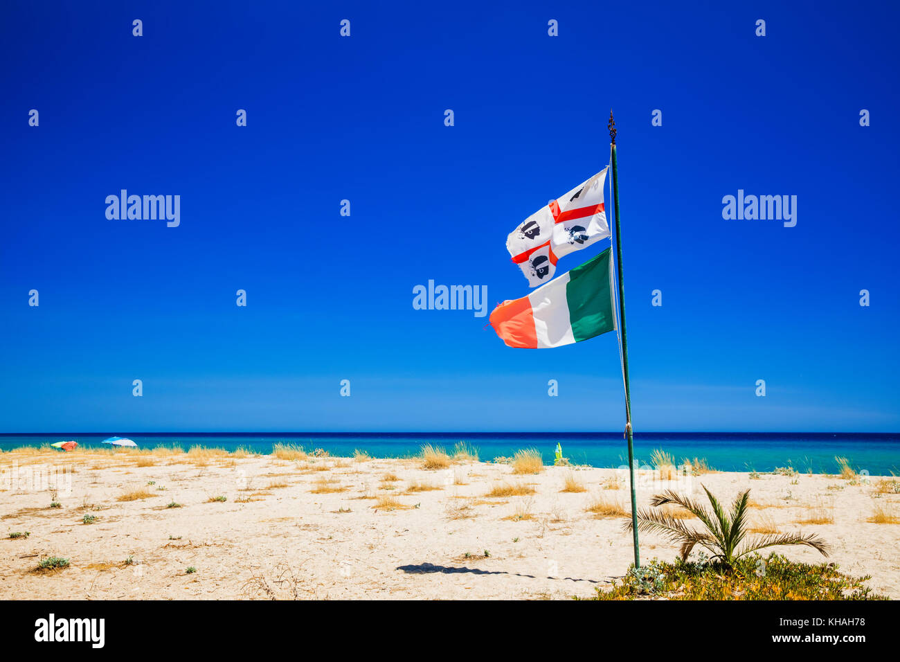 Bandiera della Sardegna sulla spiaggia, Sardegna, Italia, Europa. Foto Stock