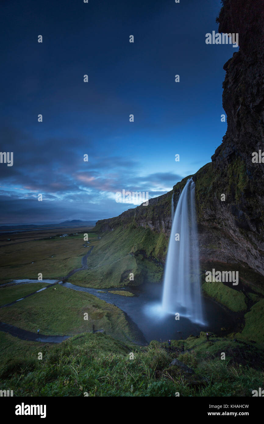 Cascata Seljalandsfoss sulla costa sud dell'Islanda. Una destinazione turistica molto conosciuta. Foto Stock