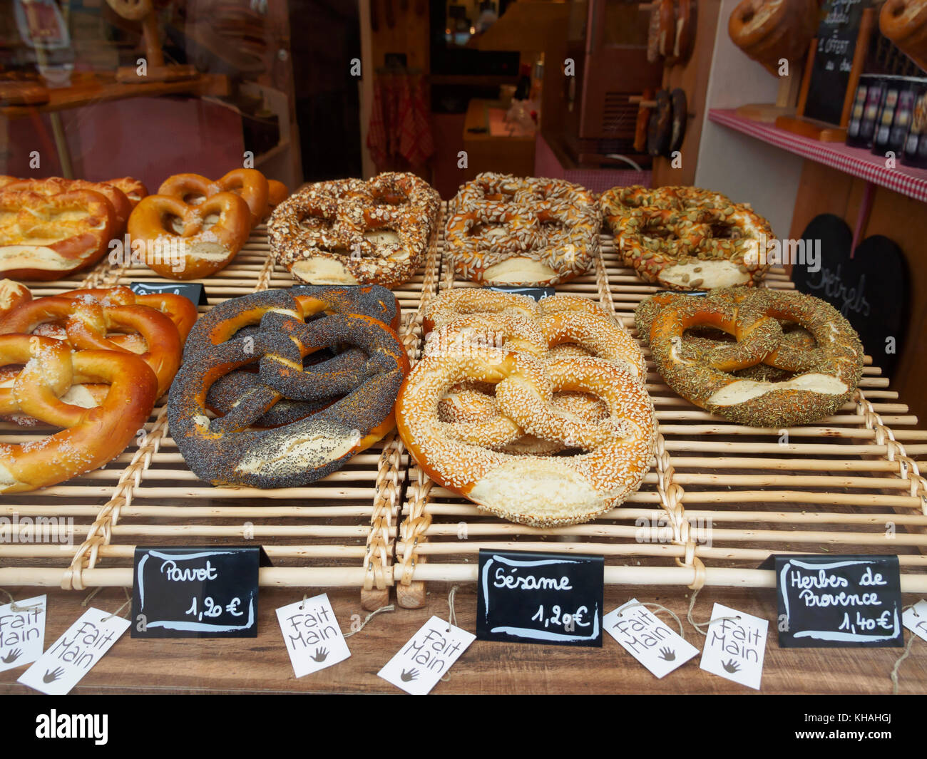 Prezels sul display in un bake shop, Strasburgo, Francia Foto Stock