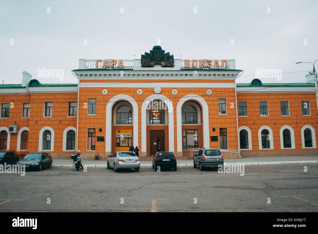 Il vivace colore arancione della principale stazione ferroviaria edificio in Tiraspol, capitale della Transnistria Foto Stock