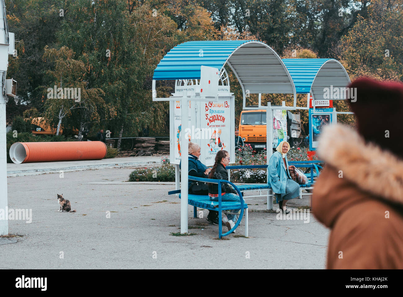 La gente aspetta una fermata dell'autobus a Tiraspol, capitale della Transnistria, uno stato di disfacimento che faceva parte della Moldavia Foto Stock