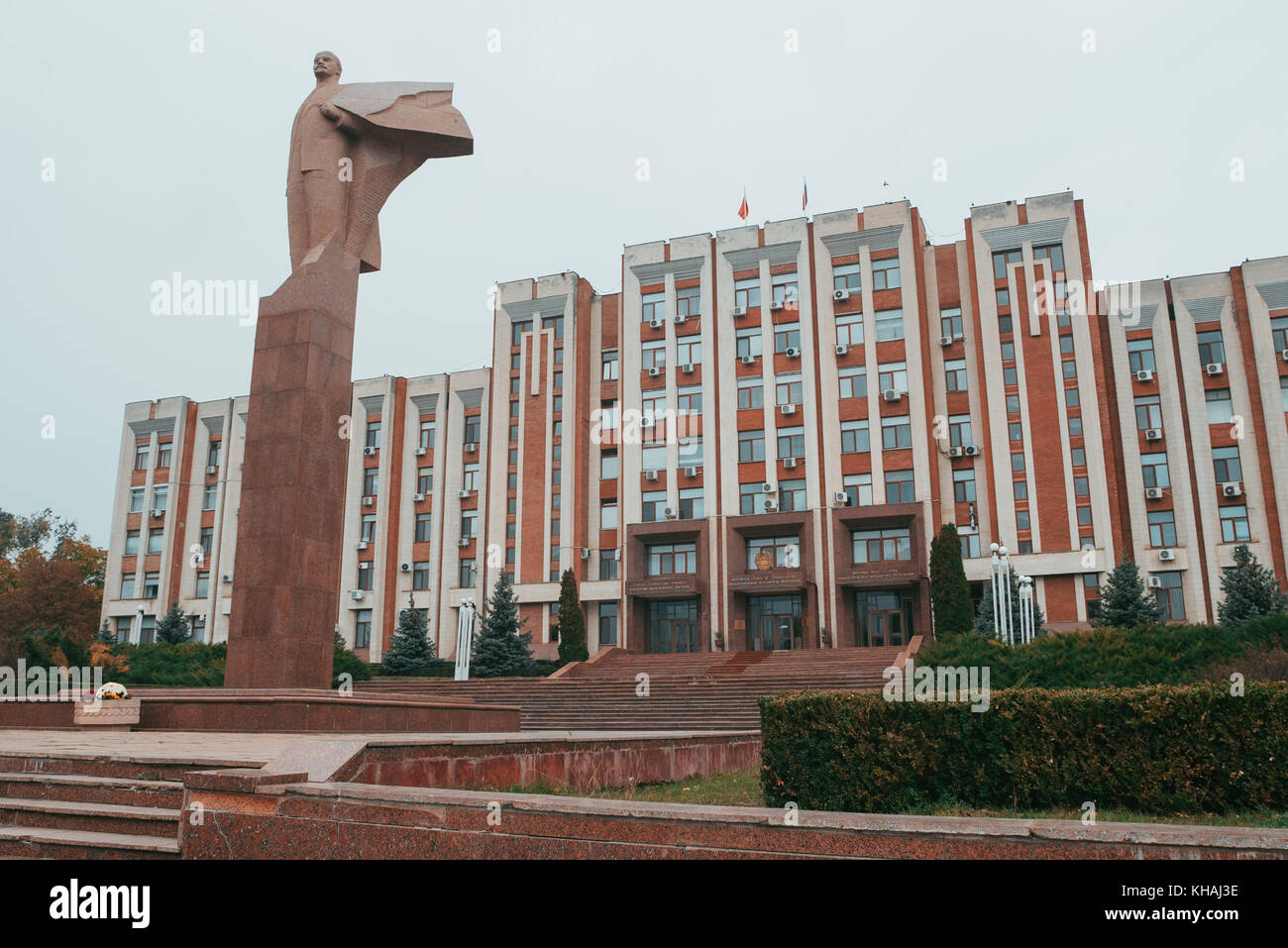 Il palazzo governativo di Tiraspol, Transnistria - uno stato sovrano autodichiarato e autogoverito tra Moldavia e Ucraina Foto Stock