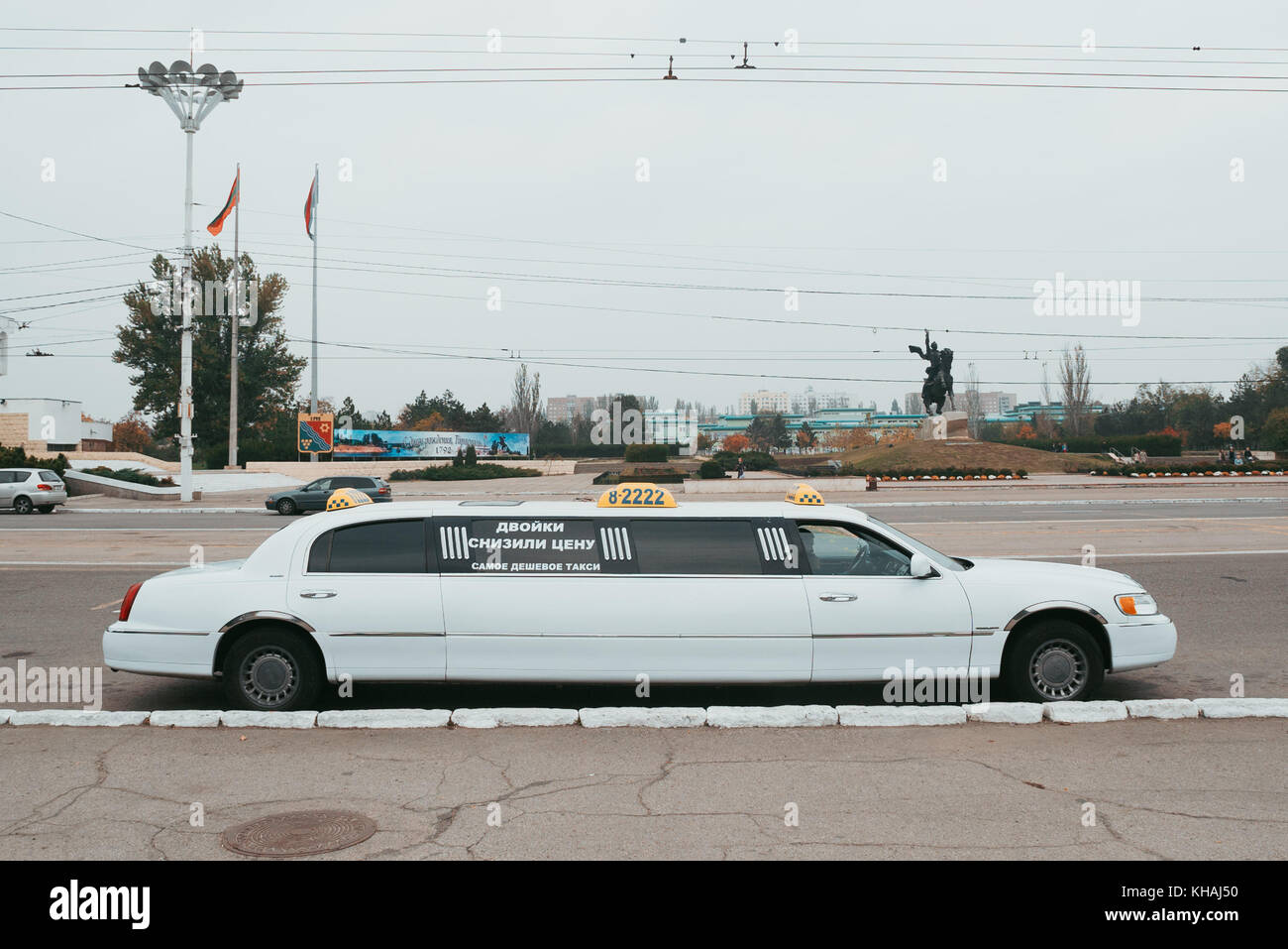 Una limousine attende parcheggiata da un cordolo nella strada principale di Tiraspol, transnistria - un auto-dichiarato membro con legami russo Foto Stock