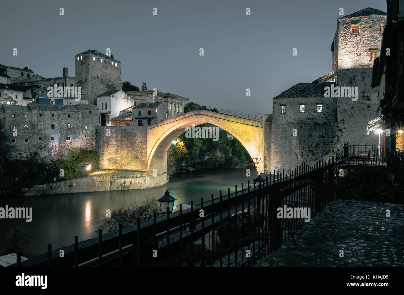 Mostar vecchio ponte di notte. Foto Stock