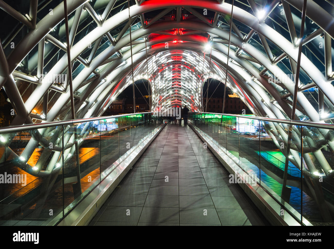 Ponte di Pace sul fiume Kura nel centro cittadino di Tbilisi, Georgia. Foto Stock