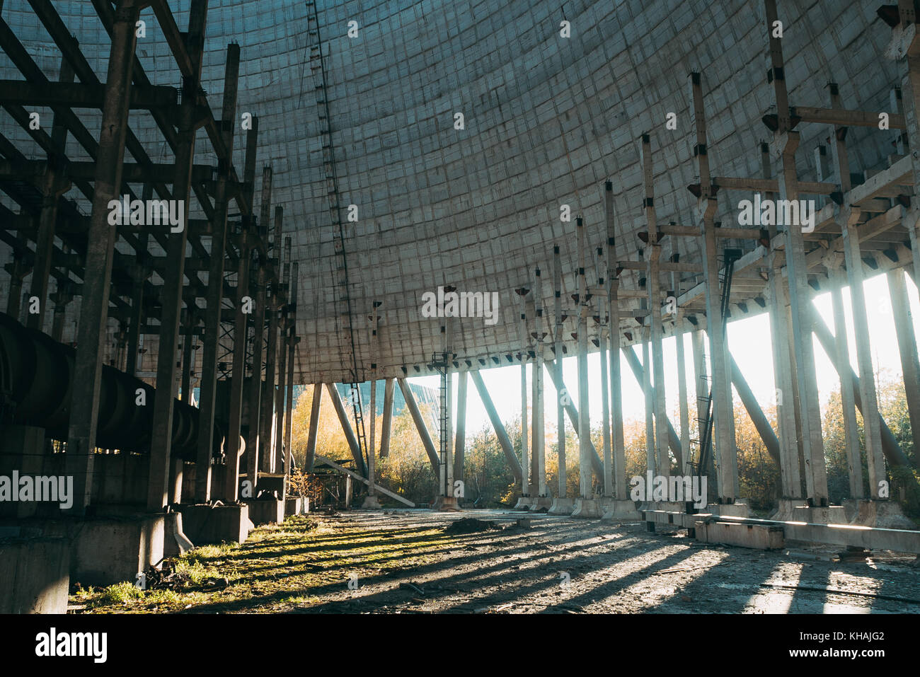 Esplorare l'interno di un iperboloide abbandonati nucleare torre di raffreddamento di Chernobyl, in Ucraina in un bel pomeriggio di sole Foto Stock