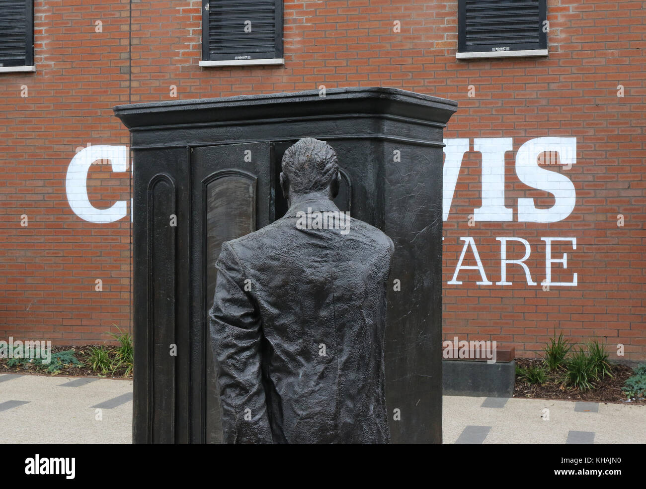 'L'Searcher' scultura c s lewis Square Belfast Irlanda del Nord. ** Solo uso editoriale** Foto Stock