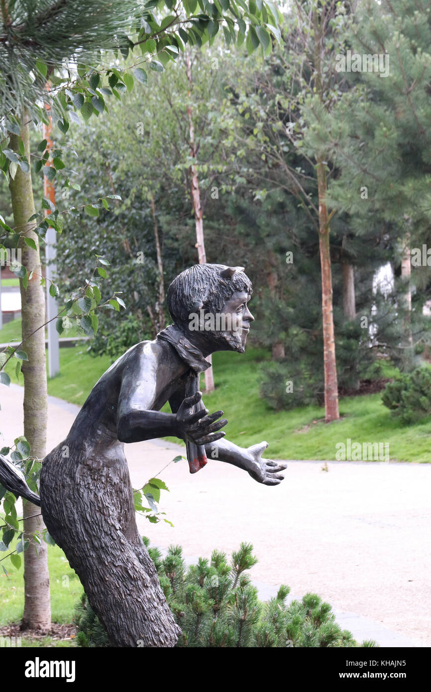 Signor Tumnus un pubblico arte scultura a CS Lewis Square Belfast Irlanda del Nord. ** Solo uso editoriale** Foto Stock