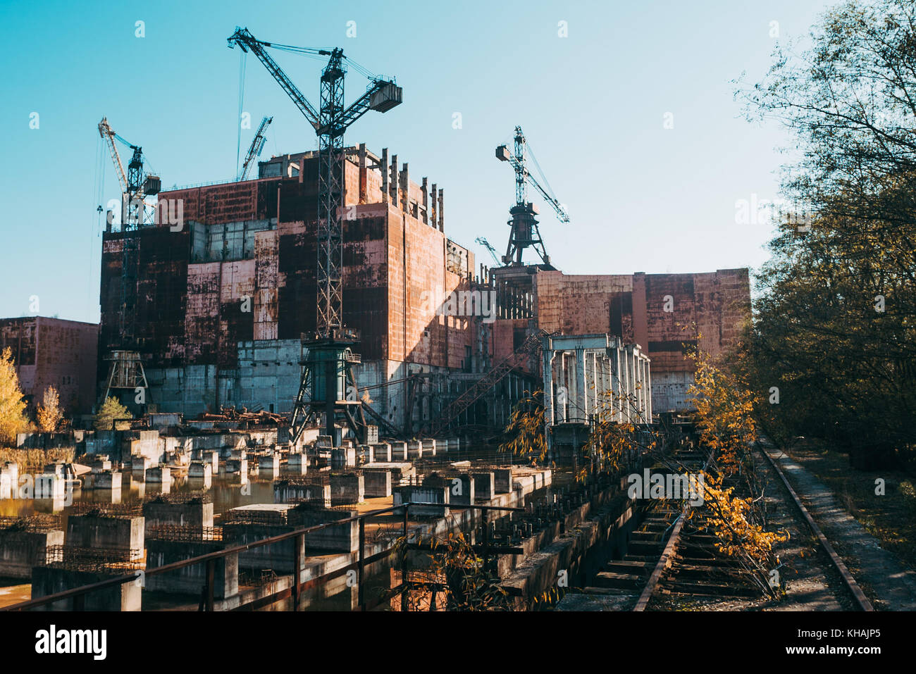 Un edificio incompleto costruzione giace in rovina in prossimità della centrale di Cernobyl, Ucraina Foto Stock