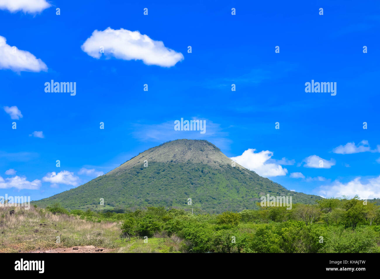 Paesaggio con uno dei picchi vulcanici a San Jacinto, Dipartimento di Leon, Nicaragua. Cielo blu sullo sfondo Foto Stock