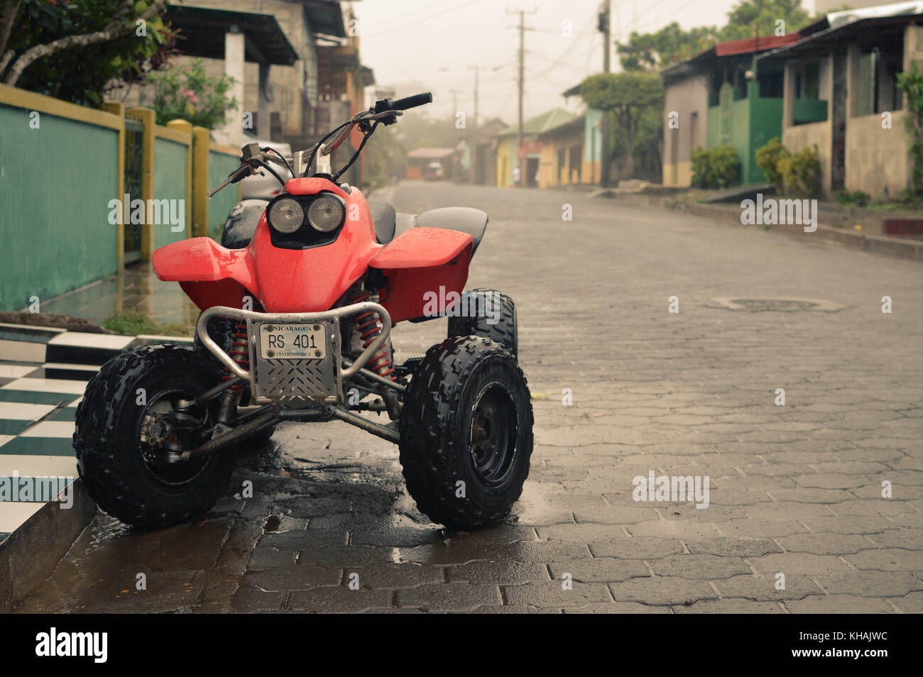 Masaya, Nicaragua - Luglio 23, 2015: strade di una piccola città coloniale di Catarina nelle highlands tra Masaya e Granada in una piovosa giornata di nebbia in Ni Foto Stock