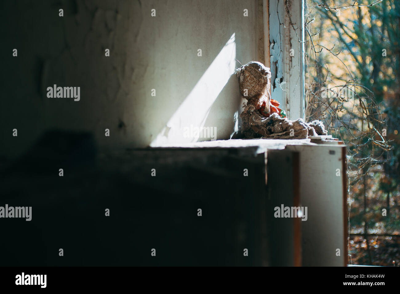 Un bambino giocattolo bambola poggia su un armadietto a scuola in un edificio abbandonato in pripjat, la centrale di Chernobyl lavoratori town, Ucraina Foto Stock