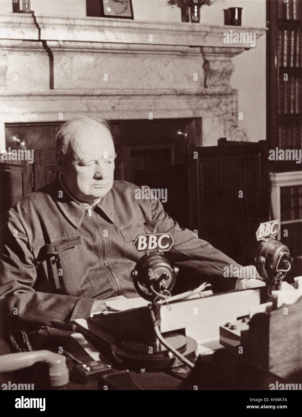 Winston Churchill, primo ministro della Gran Bretagna, trasmette dalla BBC in Europa nel giugno del 1942. Foto Stock