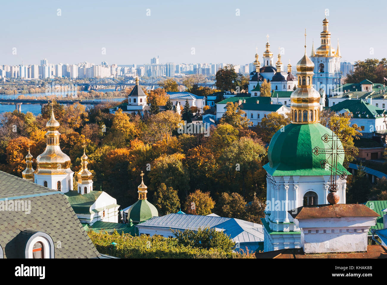 Foglie di autunno don gli alberi all'pechersk lavra ucraino chiesa ortodossa a Kiev, Ucraina Foto Stock