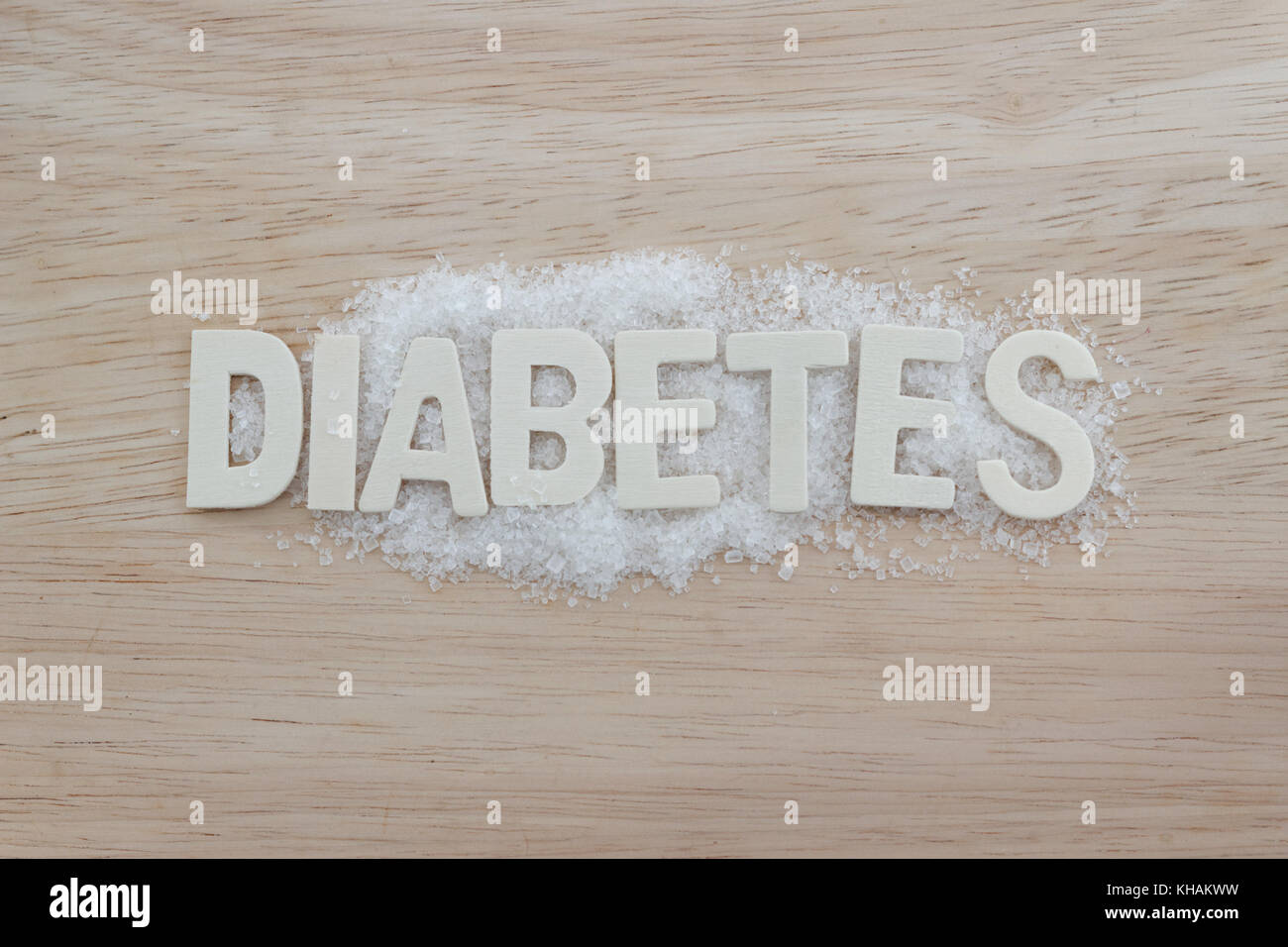 Il diabete concetto. alfabeto con word il diabete con zucchero su sfondo di legno. Foto Stock