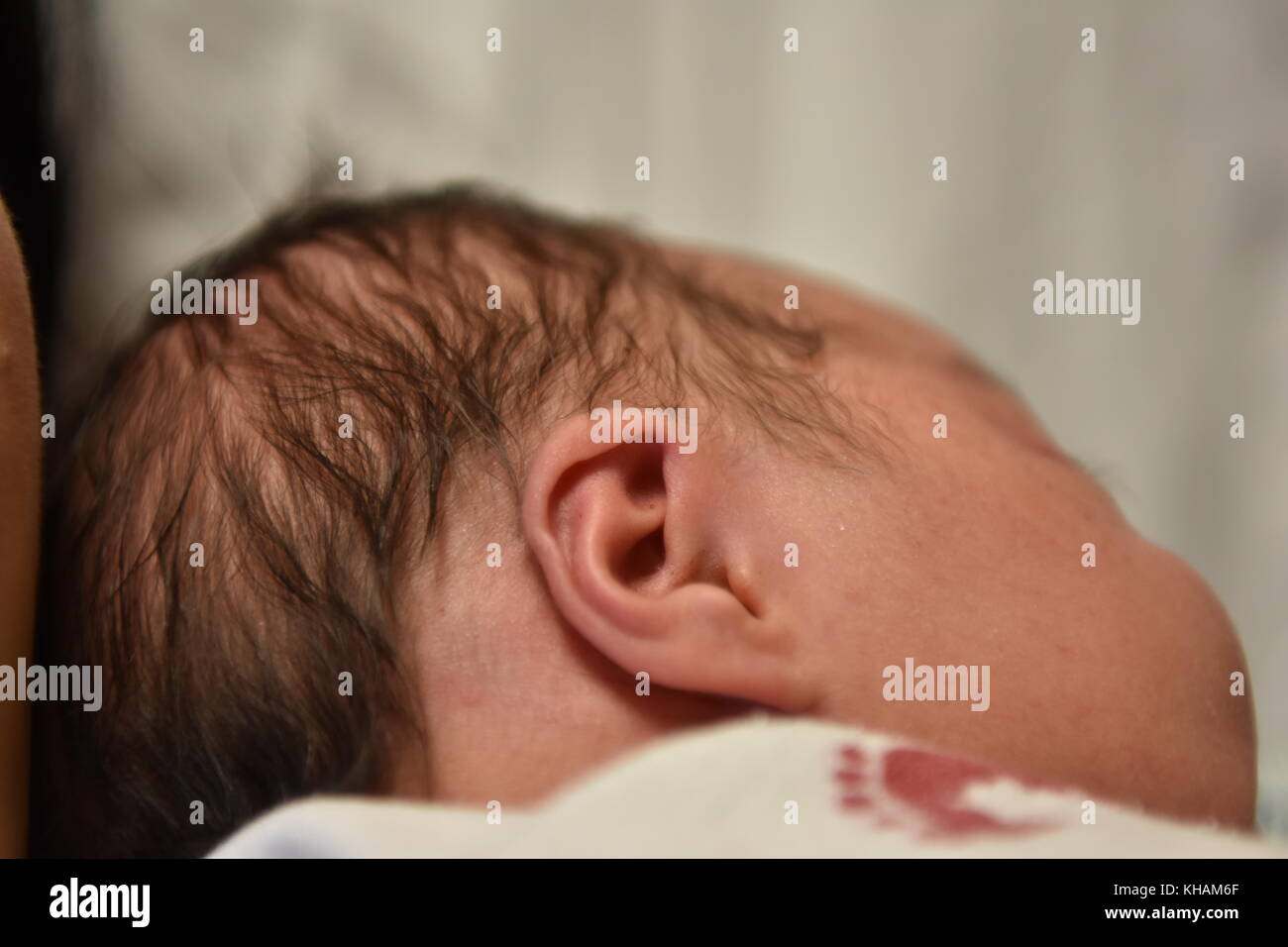 Neonato bambina con capelli sulla testa Foto Stock