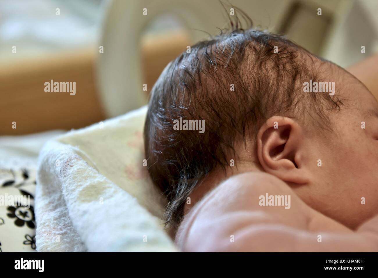 Neonato bambina con capelli sulla testa Foto Stock