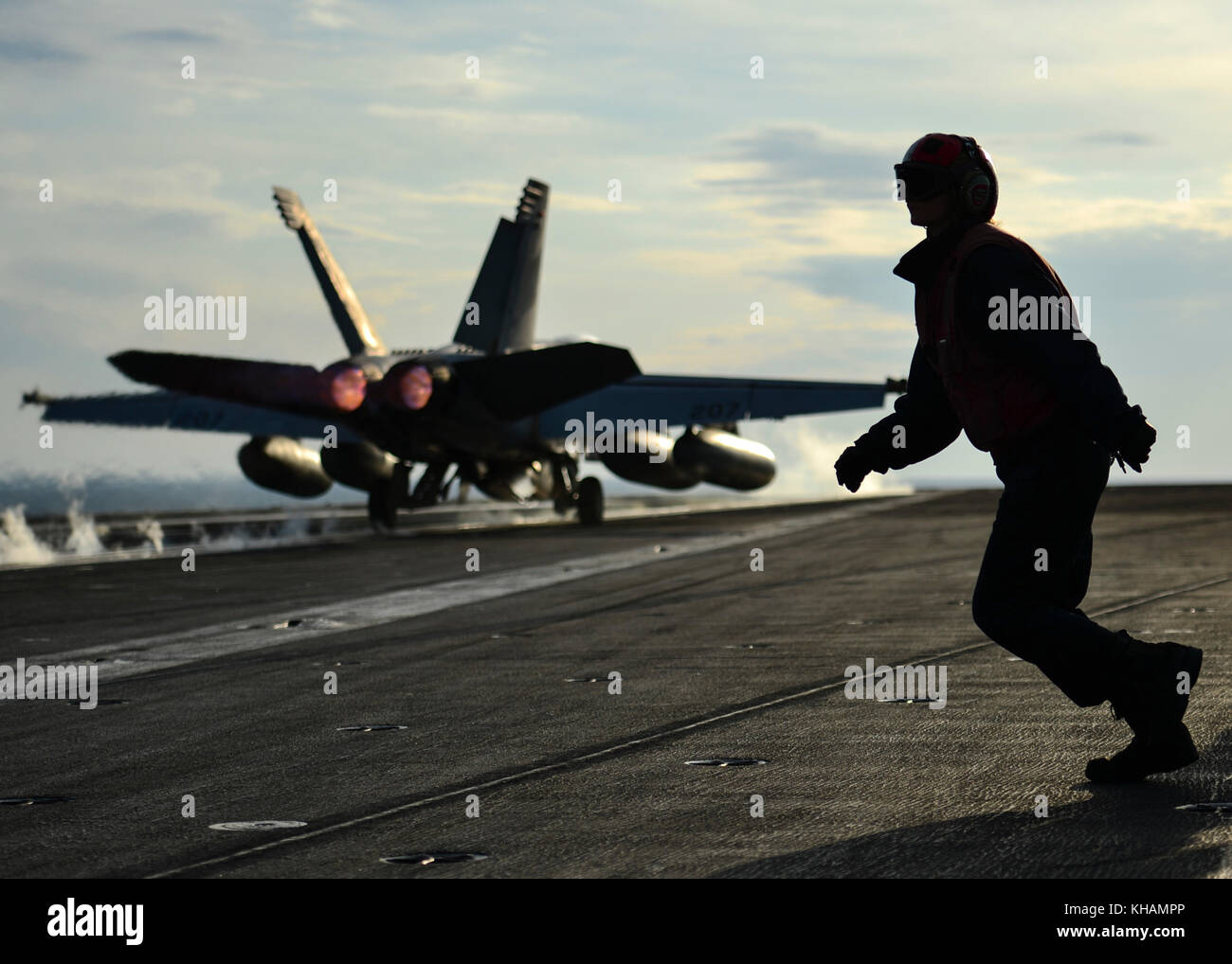 Aviation Ordnanceman 3rd Class Amber R. Bearden transita il ponte di volo durante le operazioni di volo Foto Stock