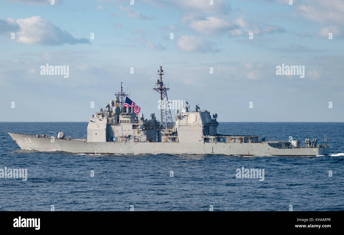 Il Ticonderoga-class guidato-missili cruiser USS Princeton (CG 59) partecipa a una foto exercis Foto Stock