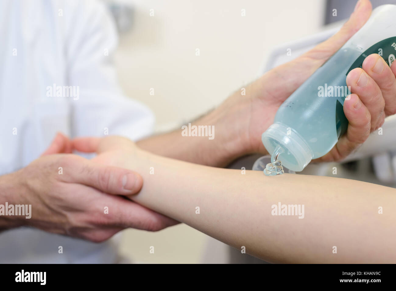 Gel viene applicato alla signora del braccio per ultrasuoni Foto Stock