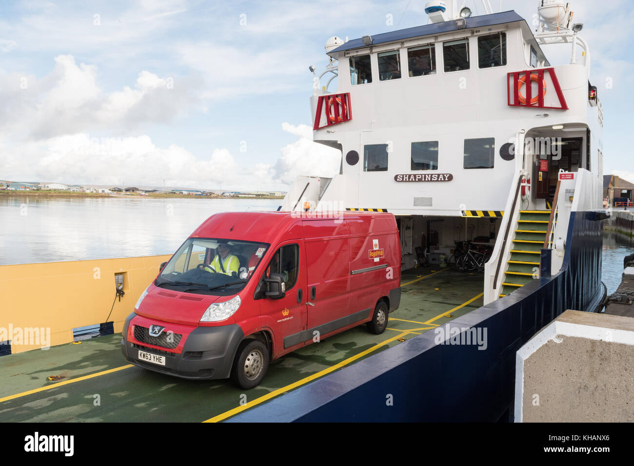 Royal Mail van lasciando Shapinsay traghetto, azionato da Orkney traghetti a Kirkwall Harbour, Kirkwall, isole Orcadi Scozia, Regno Unito Foto Stock