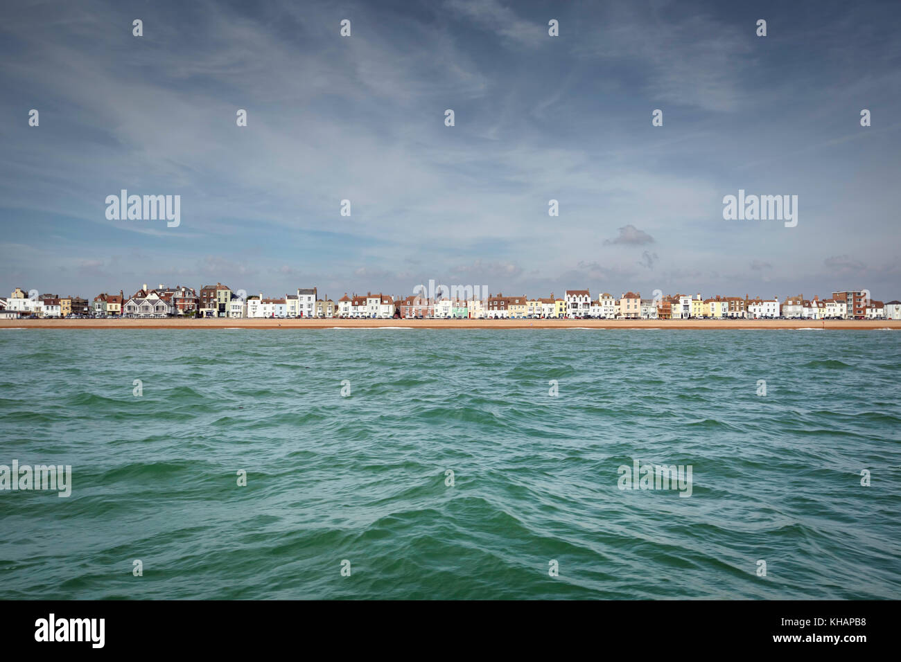 Spiaggia di trattativa, trattare, Kent, Regno Unito prese da una barca sul Canale Inglese. Il mare era verde e il distintivo di edifici e case sono visibili. Foto Stock