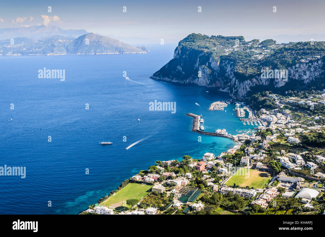 La bellezza di questa isola è stata ammirata da umanità poiché il bronzo era. è isola di capri nel mar Mediterraneo. Foto Stock