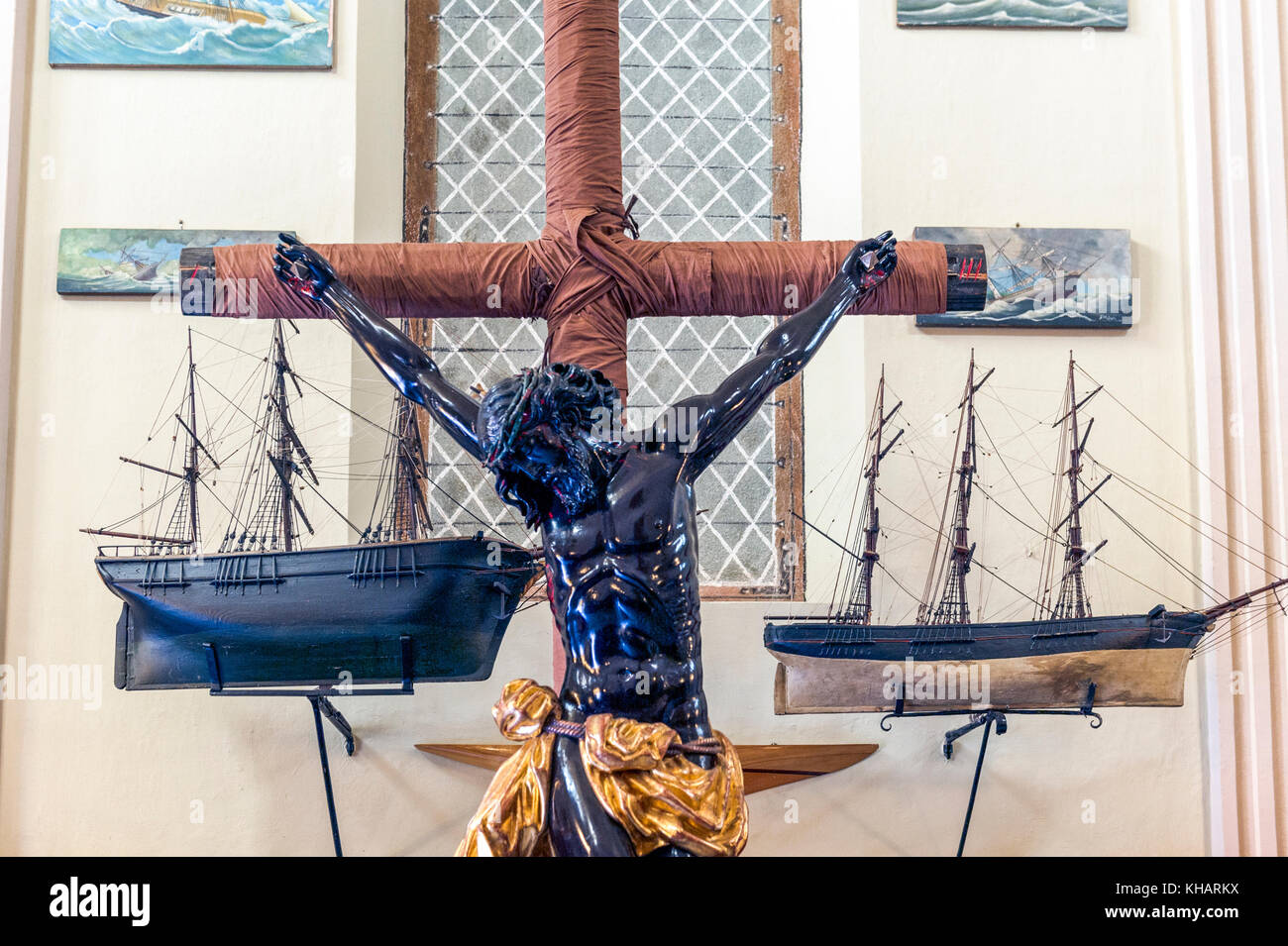 Italia. Liguria. Golfo del Tigullio, Riviera Italiana. Santa Margherita. Oratorio di Sant'erasmo. Una chiesa fatta da pescatori. Barche da pesca in ex-voto Foto Stock