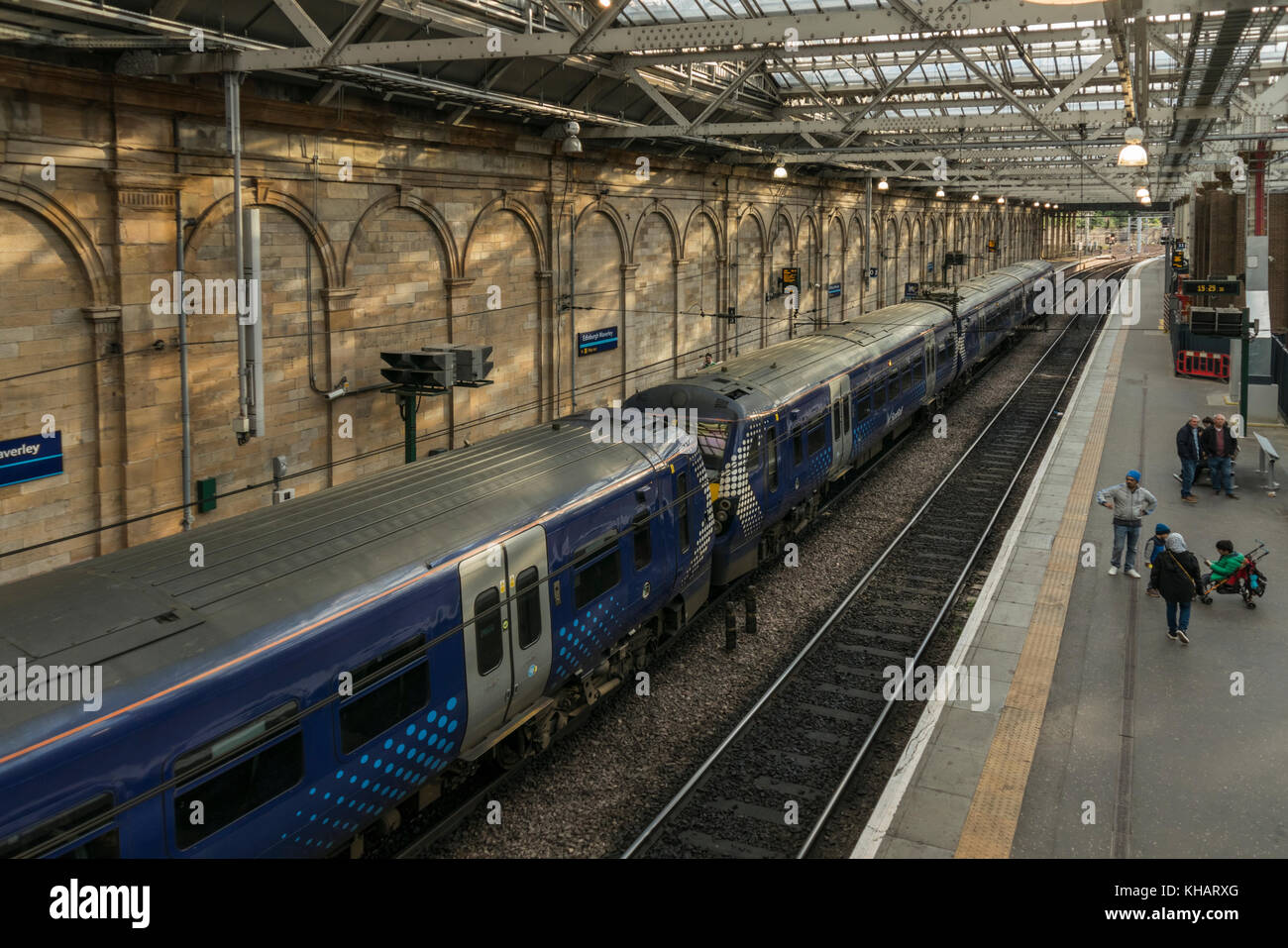 Un soleggiato sera d'estate in treno dalla stazione di Waverley, Edimburgo, Scozia, Regno Unito Foto Stock