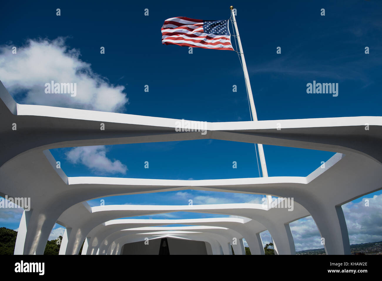 La stella-lamas banner vola sopra la USS Arizona Memorial a Pearl harbor, che il luogo di riposo di 1,102 del 1.177 marinai e marines kille Foto Stock