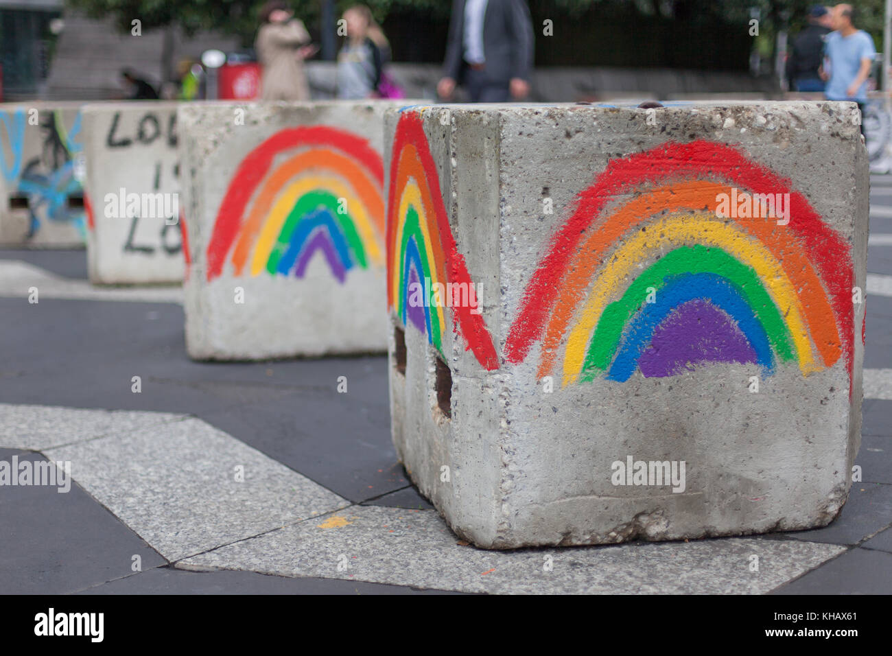 Gay Pride rainbows dipinta su anti-terrorismo di blocchi in calcestruzzo situato nel CBD di Melbourne. Foto Stock