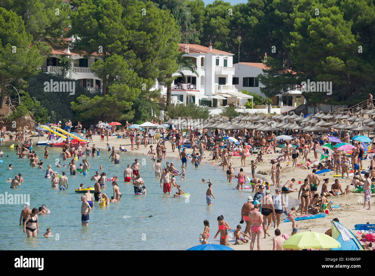 Affollata spiaggia Arenal d'en Castell menorca Spagna Foto Stock