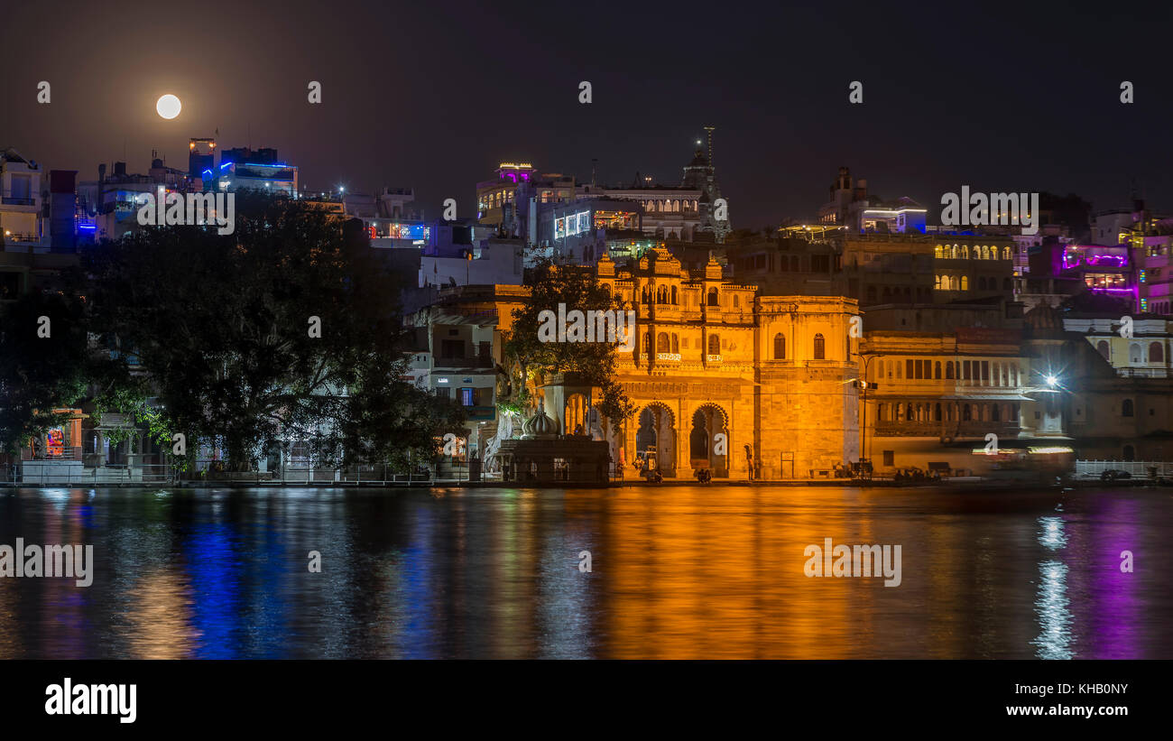 Luna piena sopra la gangaur ghat dal lago Pichola, Udaipur, Rajasthan, India Foto Stock