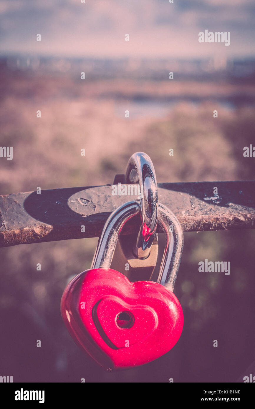 Simbolo dell'amore. vintage card con cuore rosso sfondo. Serratura  metallica sul ponte di amanti Foto stock - Alamy