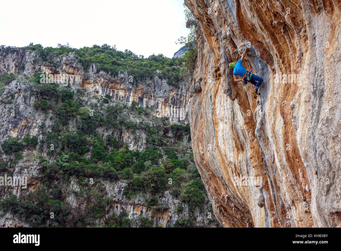 Solitario scalatore di roccia su ripida pareti rocciose, scogliera, Grecia Foto Stock
