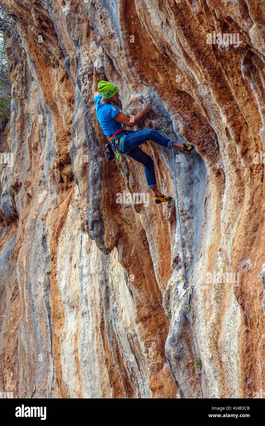 Roccia solitaria scalatore sulla ripida parete di roccia, cliff Foto Stock