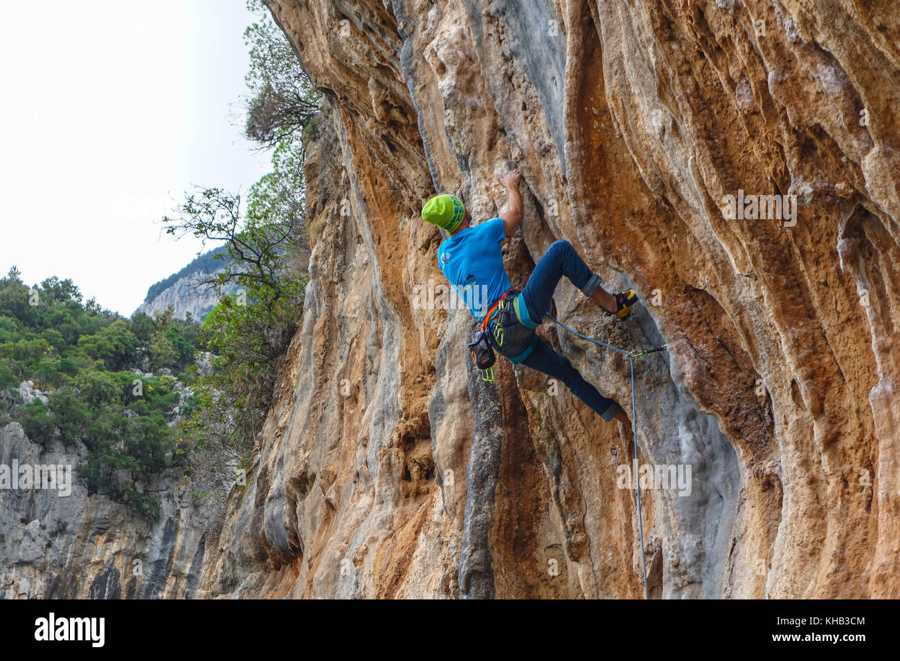 Roccia solitaria scalatore sulla ripida parete di roccia, cliff Foto Stock