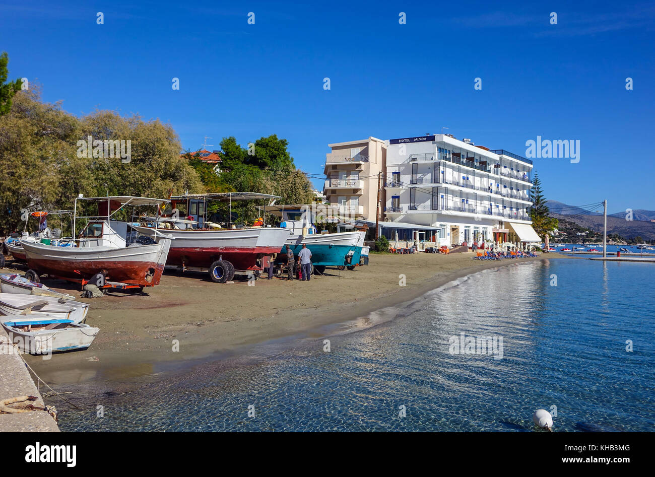 Barche, spiagge e holels, Tolo, Peleponnese, Grecia Foto Stock
