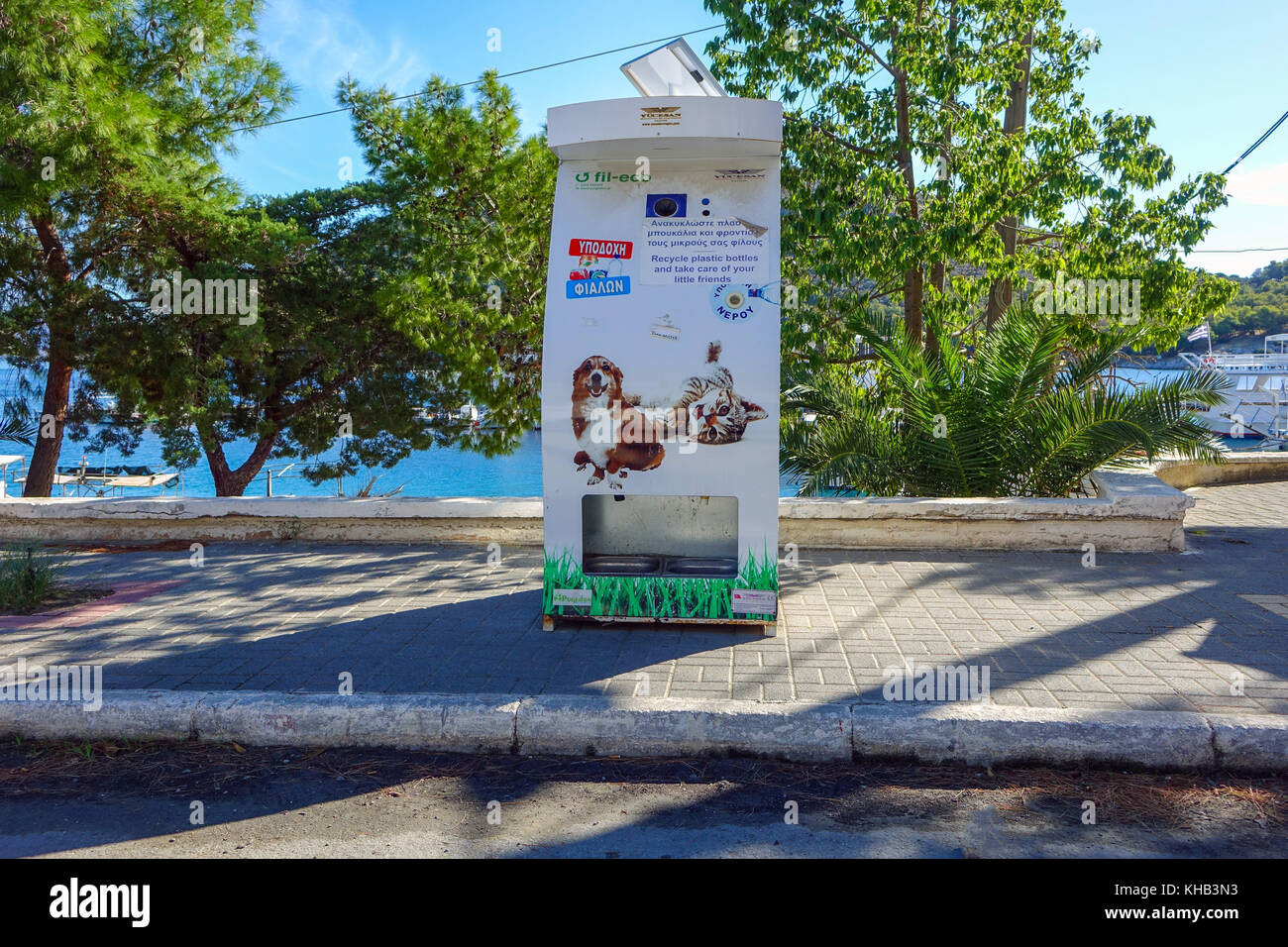 Animale, del cane e del gatto, nutrire e abbeverare stazione sul fronte mare a Tolo, Peleponnese, Grecia Foto Stock