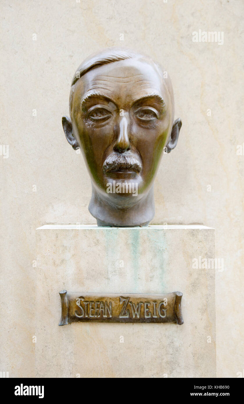 Parigi, Francia. Jardin de Luxembourg (6° Arr) busto di bronzo di Stefan Zweig (1881-1942) autore e drammaturgo austriaco Foto Stock