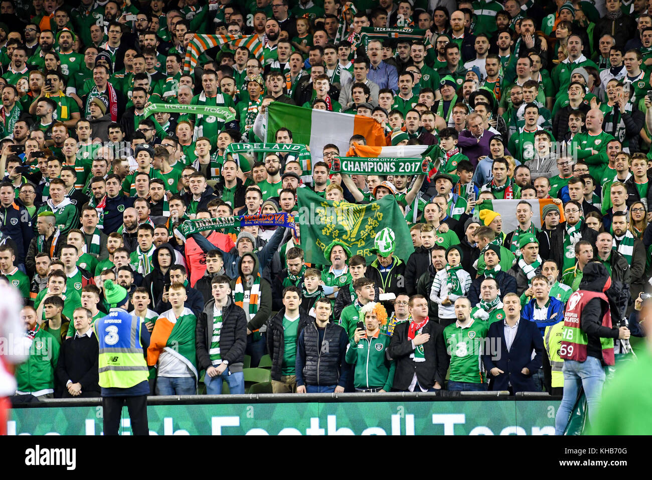 Dublino, Irlanda. 14 novembre 2017. Tifosi irlandesi durante le qualificazioni alla Coppa del mondo FIFA 2018 Gioca fuori la partita di calcio tra la Repubblica d'Irlanda e la Danimarca all'Aviva Stadium di Dublino il 14 novembre 2017. Crediti: Ben Ryan/SOPA/ZUMA Wire/Alamy Live News Foto Stock