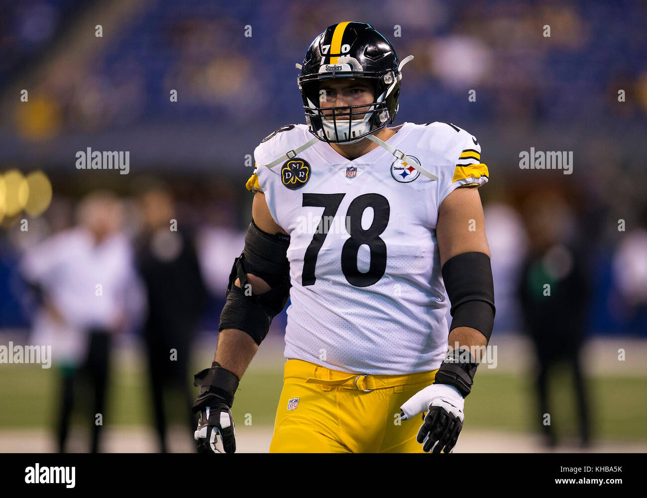 12 novembre 2017: Pittsburgh Steelers offensive lineman Alejandro Villanueva (78) durante il pregame di NFL Football azione di gioco tra Pittsburgh Steelers e Indianapolis Colts a Lucas Oil Stadium di Indianapolis, Indiana. Pittsburgh sconfitto Indianapolis 20-17. John Mersits/CSM. Foto Stock