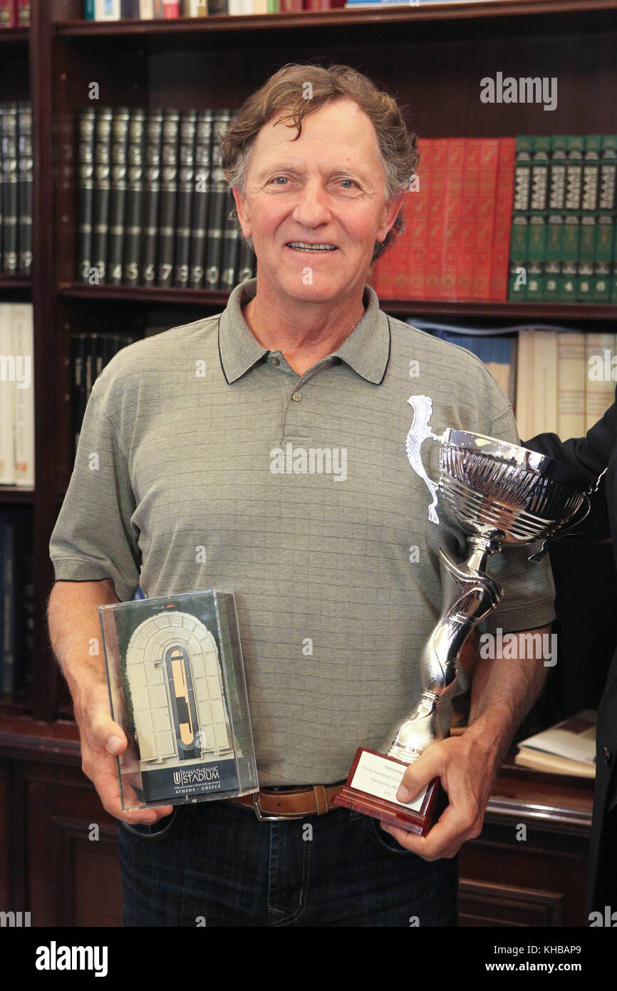 Atene, Grecia. Xv Nov, 2017. Marinaio canadese LAWRENCE LEMIEUX premiato dal ministro greco dello sport GEORGIOS VASILEIADIS. Lawrence Lemieux che hanno gareggiato al 1984 Olimpiadi di estate nella classe Star e al 1988 Olimpiadi di estate nella classe Finn. Egli è famoso per le sue azioni in quest'ultimo concorso, che ha portato a lui è stato conferito il Pierre de Coubertin medaglia. Credito: Aristidis Vafeiadakis/ZUMA filo/Alamy Live News Foto Stock