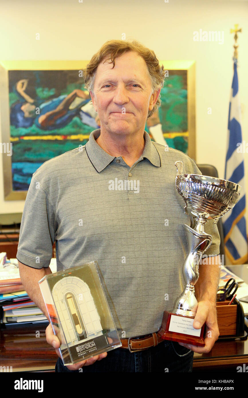 Atene, Grecia. Xv Nov, 2017. Marinaio canadese LAWRENCE LEMIEUX premiato dal ministro greco dello sport GEORGIOS VASILEIADIS. Lawrence Lemieux che hanno gareggiato al 1984 Olimpiadi di estate nella classe Star e al 1988 Olimpiadi di estate nella classe Finn. Egli è famoso per le sue azioni in quest'ultimo concorso, che ha portato a lui è stato conferito il Pierre de Coubertin medaglia. Credito: Aristidis Vafeiadakis/ZUMA filo/Alamy Live News Foto Stock