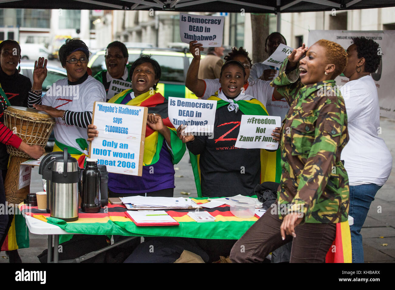 Londra, Regno Unito. 15 Nov 2017. La comunità dello Zimbabwe celebra al di fuori della Camera dello Zimbabwe l'acquisizione da parte dell'esercito e la detenzione del presidente Robert Mugabe in Zimbabwe. Credit: Mark Kerrison/Alamy Live News Foto Stock