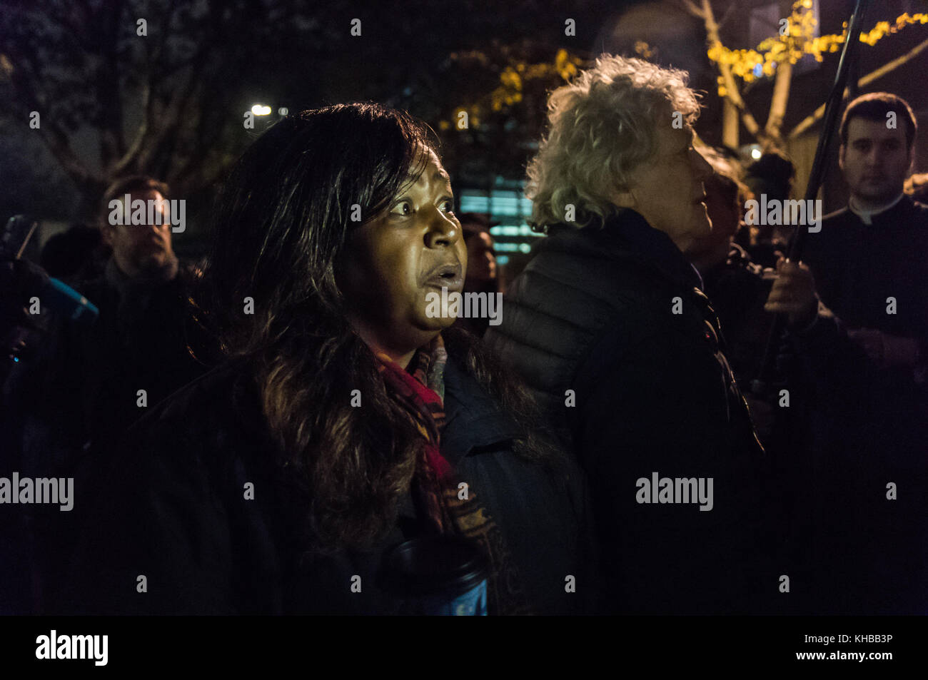 Novembre 14, 2017 - Londra, Regno Unito. Xiv novembre 2017. dimostranti con poster e insegne sul mensile e lenta passeggiata silenziosa per chiedere giustizia e ricordare le vittime del tragico incendio a grenfell torre sulla Ladbroke Grove. Alcuni portati manifesti o cartelloni chiamando per i responsabili, principalmente i consiglieri del royal borough di kensington e chelsea devono essere consegnati alla giustizia e per mantenere le promesse fatte ai sopravvissuti di vittime del tragico incendio deve essere conservato e per una corretta sicurezza antincendio per tutti i carter, compresi gli alloggi sociali, con ispezioni antincendio da completamente addestrato i vigili del fuoco, rigorosa interpr Foto Stock