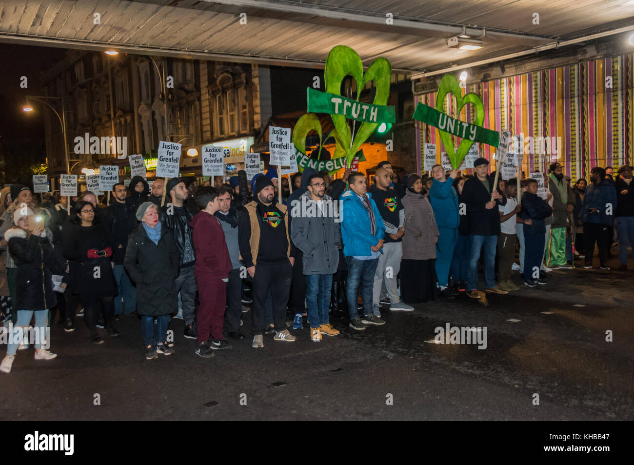 Novembre 14, 2017 - Londra, Regno Unito. Xiv novembre 2017. dimostranti con poster e insegne sul mensile e lenta passeggiata silenziosa per chiedere giustizia e ricordare le vittime del tragico incendio a grenfell torre sulla Ladbroke Grove. Alcuni portati manifesti o cartelloni chiamando per i responsabili, principalmente i consiglieri del royal borough di kensington e chelsea devono essere consegnati alla giustizia e per mantenere le promesse fatte ai sopravvissuti di vittime del tragico incendio deve essere conservato e per una corretta sicurezza antincendio per tutti i carter, compresi gli alloggi sociali, con ispezioni antincendio da completamente addestrato i vigili del fuoco, rigorosa interpr Foto Stock