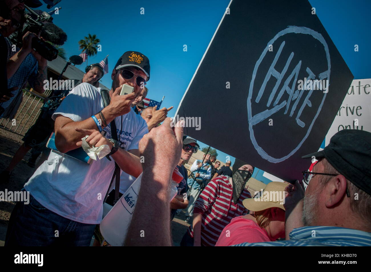 Phoenix, Arizona, Stati Uniti. 10 marzo 2015. Un manifestante grida sentimenti anti-islamici durante una protesta da parte del Centro comunitario Islamico di Phoenix. L'evento avrebbe dovuto essere una gara di "estrazione di Maometto” fuori dalla moschea presso il di un ex Marine degli Stati Uniti che, secondo quanto riferito, si tratta di un esercizio di libertà di parola. Non si è svolta alcuna competizione. Secondo quanto riferito, la moschea è il luogo di culto di due uomini armati che hanno attaccato un evento simile a Garland, Texas, il 3 maggio. Crediti: Rick D'Elia/ZUMA Wire/Alamy Live News Foto Stock