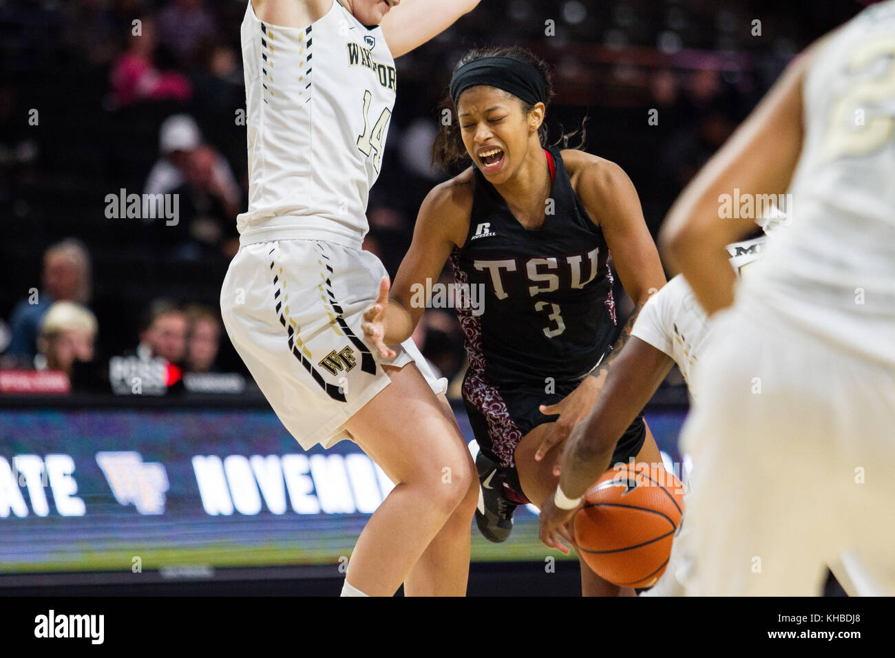 Winston-Salem, NC, Stati Uniti d'America. Xv Nov, 2017. Wake Forest Guard Alex Sharp (14) difende la Texas Southern guard Joyce Kennerson (3) nel NCAA Womens Basketball match tra Texas Meridionale e Wake Forest a LJVM Colosseo in Winston-Salem, NC. (Scott Kinser/Cal Sport Media) Credito: csm/Alamy Live News Foto Stock