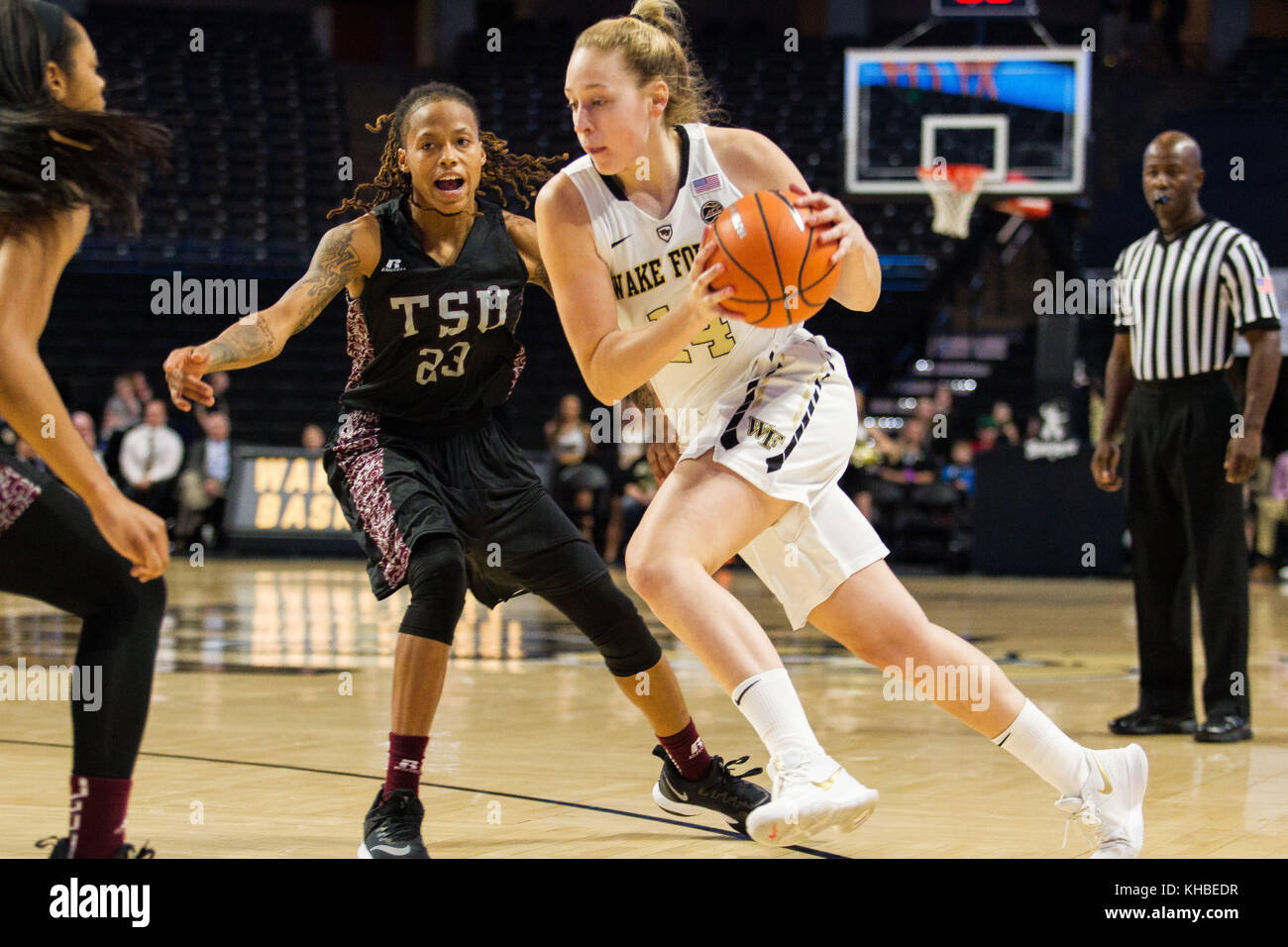 Winston-Salem, NC, Stati Uniti d'America. Decimo Nov, 2017. Il Texas meridionale Niya guardia Mitchell (23) difende come Wake Forest Guard Alex Sharp (14) aziona in NCAA Womens Basketball match tra Texas Meridionale e Wake Forest a LJVM Colosseo in Winston-Salem, NC. (Scott Kinser/Cal Sport Media) Credito: csm/Alamy Live News Foto Stock